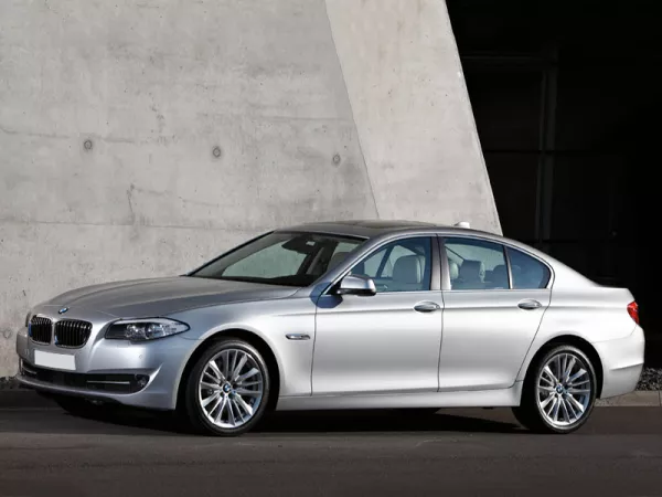 Dịch vụ thay Kính chắn gió xe BMW 523i tận nơi